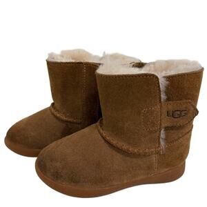 Cozy Uggs in size 6 for women in brown